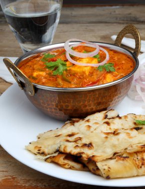 Hint yemeği ya da Hint körisi bakır bir kasede servis edilir..