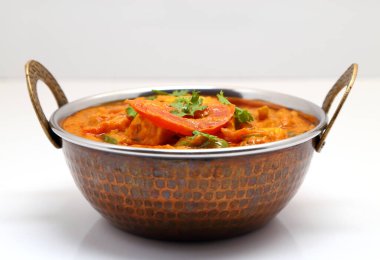 Hint yemeği ya da Hint körisi bakır bir kasede servis edilir..