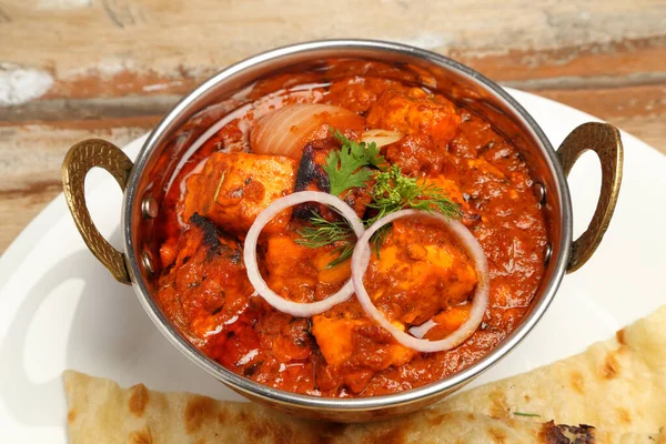 Indiai Ételek Vagy Indiai Curry Rézfúvós Tálban Kenyérrel Vagy Rotival — Stock Fotó