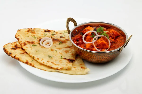 Hint yemeği ya da Hint körisi bakır pirinç kasede ekmek ya da roti ile servis edilir..