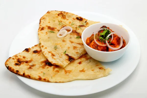 Ινδικό Φαγητό Ινδικό Κάρυ Ένα Χάλκινο Μπολ Σερβιρίσματος Ορείχαλκο Ψωμί — Φωτογραφία Αρχείου