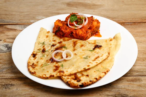 Ινδικό Φαγητό Ινδικό Κάρυ Ένα Χάλκινο Μπολ Σερβιρίσματος Ορείχαλκο Ψωμί — Φωτογραφία Αρχείου