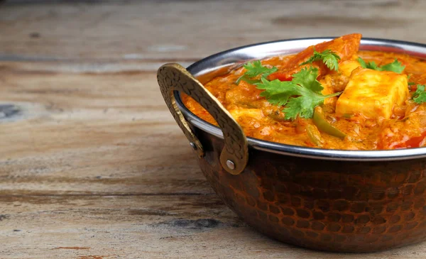 銅真鍮サービングボウルにインド料理やインドカレー — ストック写真