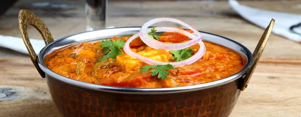 Indyjskie Jedzenie Lub Indyjskie Curry Miedzianej Mosiądzu Służącej Miski — Zdjęcie stockowe