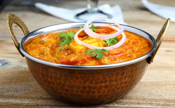 Indyjskie Jedzenie Lub Indyjskie Curry Miedzianej Mosiądzu Służącej Miski — Zdjęcie stockowe
