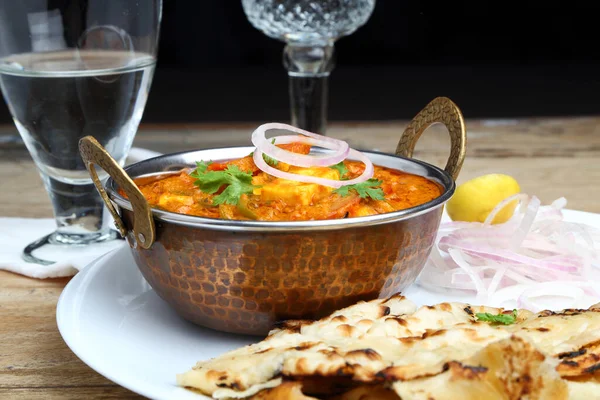 Indian Food Indian Curry Dans Bol Service Laiton Cuivré — Photo