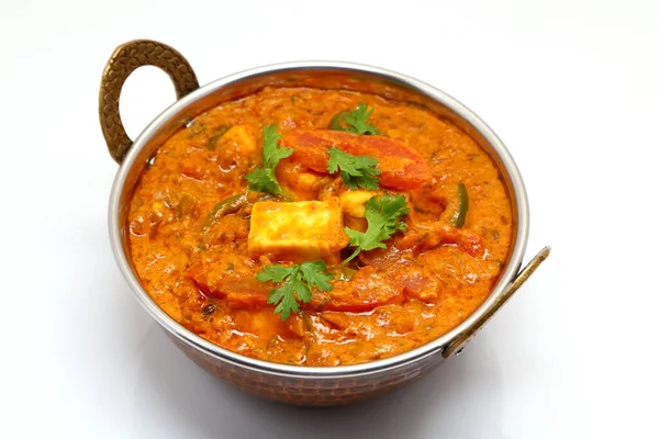 Hint yemeği ya da Hint körisi bakır bir kasede servis edilir..