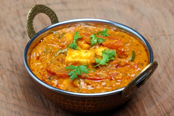 放在铜黄铜碗里的印度食品或印度咖哩 — 图库照片