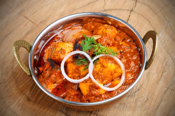 Indian Food Indian Curry Dans Bol Service Laiton Cuivré Photo De Stock