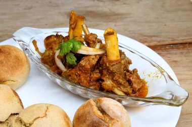 Hint usulü et yemeği veya koyun eti körisi.