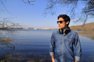 Yaşam tarzı gösteren genç bir erkek model.