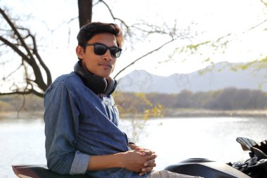 Yaşam tarzı gösteren genç bir erkek model.