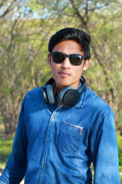 Yaşam tarzı gösteren genç bir erkek model.