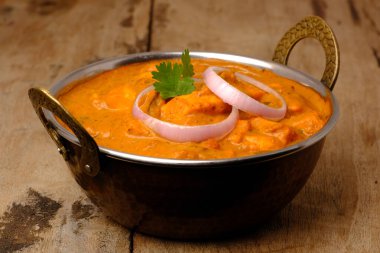 Paneer Butter Masala veya Cheese Cottage Curry, Hint Lokantası / Akşam Yemeği menüsü bakır kasede servis edilir.