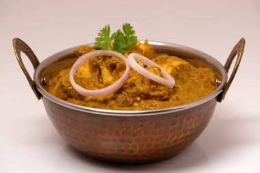 Hint yemeği ya da Hint körisi bakır bir kasede servis edilir..