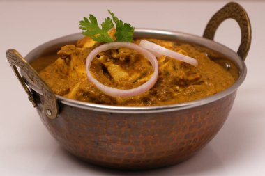 Hint yemeği ya da Hint körisi bakır bir kasede servis edilir..