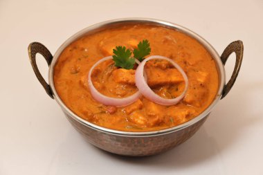 Paneer Butter Masala veya Cheese Cottage Curry, Hint Lokantası / Akşam Yemeği menüsü bakır kasede servis edilir.