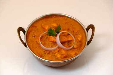 Paneer Butter Masala veya Cheese Cottage Curry, Hint Lokantası / Akşam Yemeği menüsü bakır kasede servis edilir.