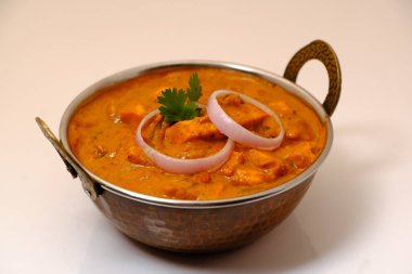 Paneer Butter Masala veya Cheese Cottage Curry, Hint Lokantası / Akşam Yemeği menüsü bakır kasede servis edilir.