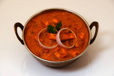 Paneer Butter Masala veya Cheese Cottage Curry, Hint Lokantası / Akşam Yemeği menüsü bakır kasede servis edilir.