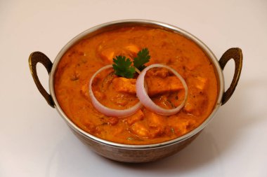 Paneer Butter Masala veya Cheese Cottage Curry, Hint Lokantası / Akşam Yemeği menüsü bakır kasede servis edilir.