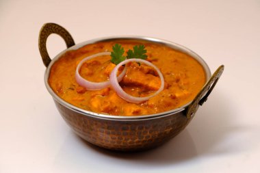 Paneer Butter Masala veya Cheese Cottage Curry, Hint Lokantası / Akşam Yemeği menüsü bakır kasede servis edilir.