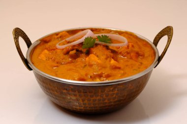 Paneer Butter Masala veya Cheese Cottage Curry, Hint Lokantası / Akşam Yemeği menüsü bakır kasede servis edilir.