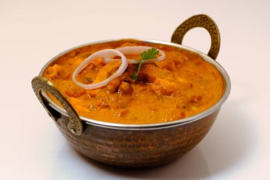 Paneer Butter Masala veya Cheese Cottage Curry, Hint Lokantası / Akşam Yemeği menüsü bakır kasede servis edilir.