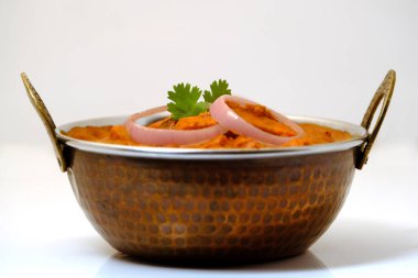 Paneer Butter Masala veya Cheese Cottage Curry, Hint Lokantası / Akşam Yemeği menüsü bakır kasede servis edilir.