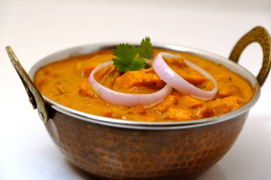 Paneer Butter Masala veya Cheese Cottage Curry, Hint Lokantası / Akşam Yemeği menüsü bakır kasede servis edilir.