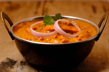 Paneer Butter Masala veya Cheese Cottage Curry, Hint Lokantası / Akşam Yemeği menüsü bakır kasede servis edilir.