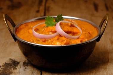 Paneer Butter Masala veya Cheese Cottage Curry, Hint Lokantası / Akşam Yemeği menüsü bakır kasede servis edilir.