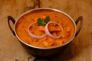 Paneer Butter Masala veya Cheese Cottage Curry, Hint Lokantası / Akşam Yemeği menüsü bakır kasede servis edilir.