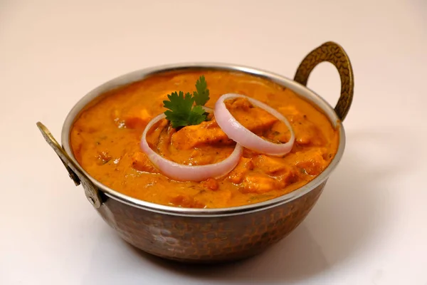 Paneer Butter Masala veya Cheese Cottage Curry, Hint Lokantası / Akşam Yemeği menüsü bakır kasede servis edilir.
