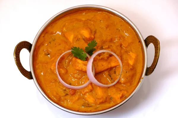 Paneer Butter Masala veya Cheese Cottage Curry, Hint Lokantası / Akşam Yemeği menüsü bakır kasede servis edilir.