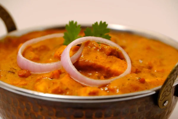 Paneer Butter Masala veya Cheese Cottage Curry, Hint Lokantası / Akşam Yemeği menüsü bakır kasede servis edilir.