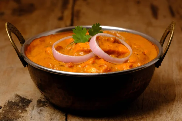 Paneer Butter Masala veya Cheese Cottage Curry, Hint Lokantası / Akşam Yemeği menüsü bakır kasede servis edilir.
