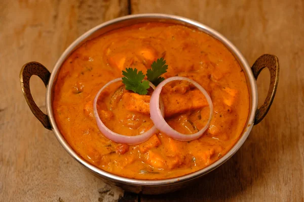 Paneer Butter Masala veya Cheese Cottage Curry, Hint Lokantası / Akşam Yemeği menüsü bakır kasede servis edilir.