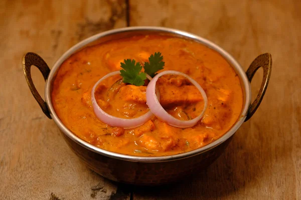 Paneer Butter Masala veya Cheese Cottage Curry, Hint Lokantası / Akşam Yemeği menüsü bakır kasede servis edilir.