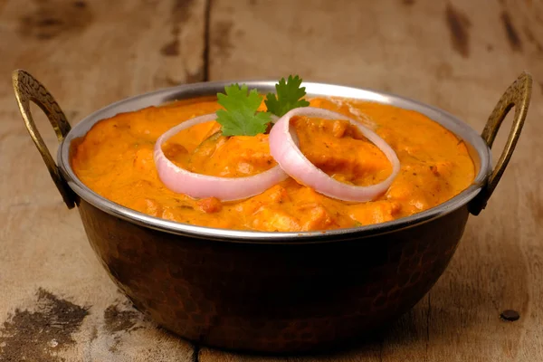 Paneer Butter Masala veya Cheese Cottage Curry, Hint Lokantası / Akşam Yemeği menüsü bakır kasede servis edilir.
