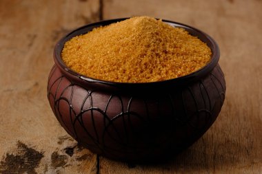 Esmer Şeker kasesi ahşap arka planda