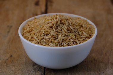 Kase içinde çiğ kahverengi pirinç.