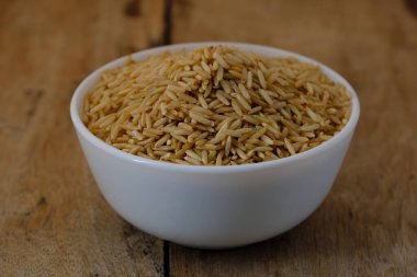 Kase içinde çiğ kahverengi pirinç.