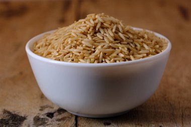 Kase içinde çiğ kahverengi pirinç.