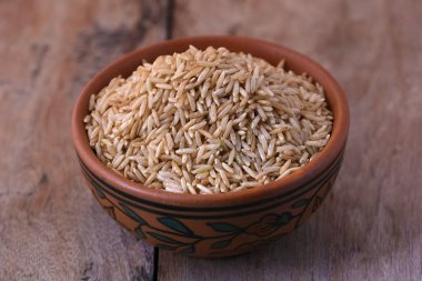 Kase içinde çiğ kahverengi pirinç.