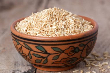 Kase içinde çiğ kahverengi pirinç.