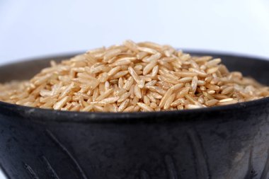 Kase içinde çiğ kahverengi pirinç.