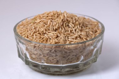 Kase içinde çiğ kahverengi pirinç.