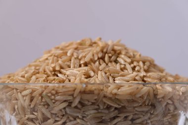 Kase içinde çiğ kahverengi pirinç.