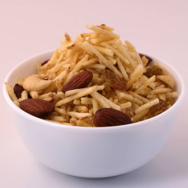 Hint usulü kızartılmış abur cuburlar falahari chivda- chivda veya kuru meyvelerle karıştırılmış süs..